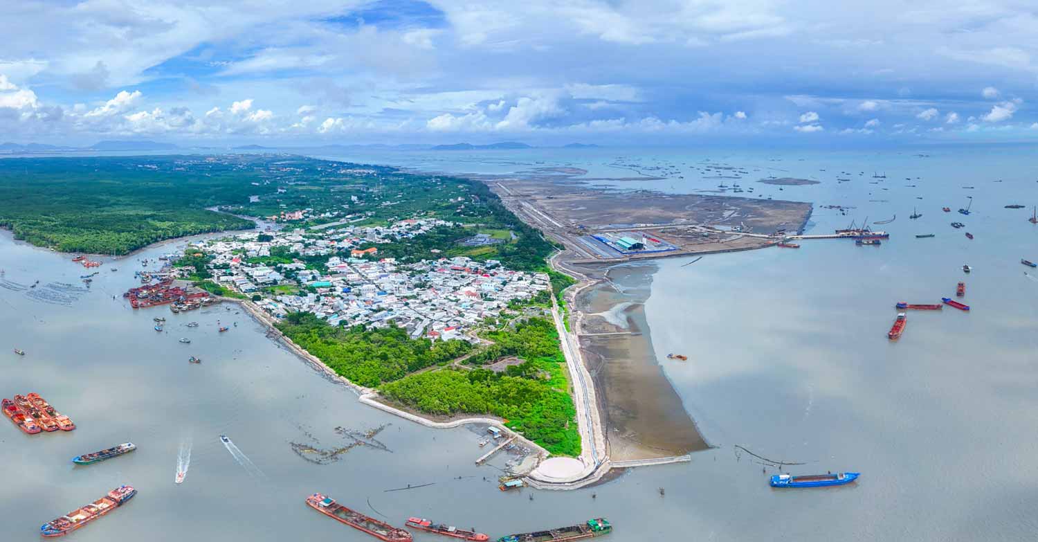 Vinhomes Green Paradise (Vinhomes Cần Giờ - TP.HCM) là dự án lấn biển lớn nhất Việt Nam với tổng mức đầu tư 10 tỷ USD và diện tích gần 2.900 ha (gấp 3 lần quận 1 cũ). Trong đó, phân khu A (The Haven Bay) là phân khu có diện tích lớn nhất. Nơi đây được định hướng là trung tâm du lịch – giải trí quy mô lớn.