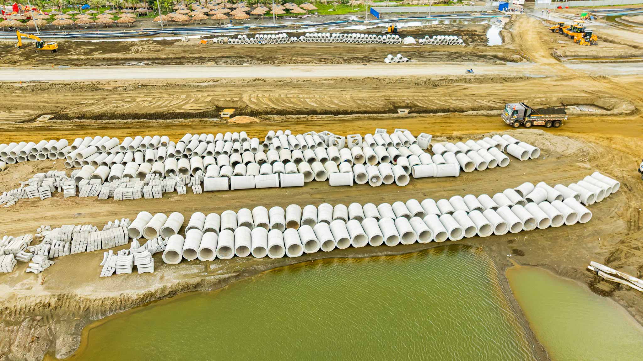 Một số khu vực trong phân khu đã được định hình cơ bản, hiện trở thành điểm tập kết vật liệu thi công.