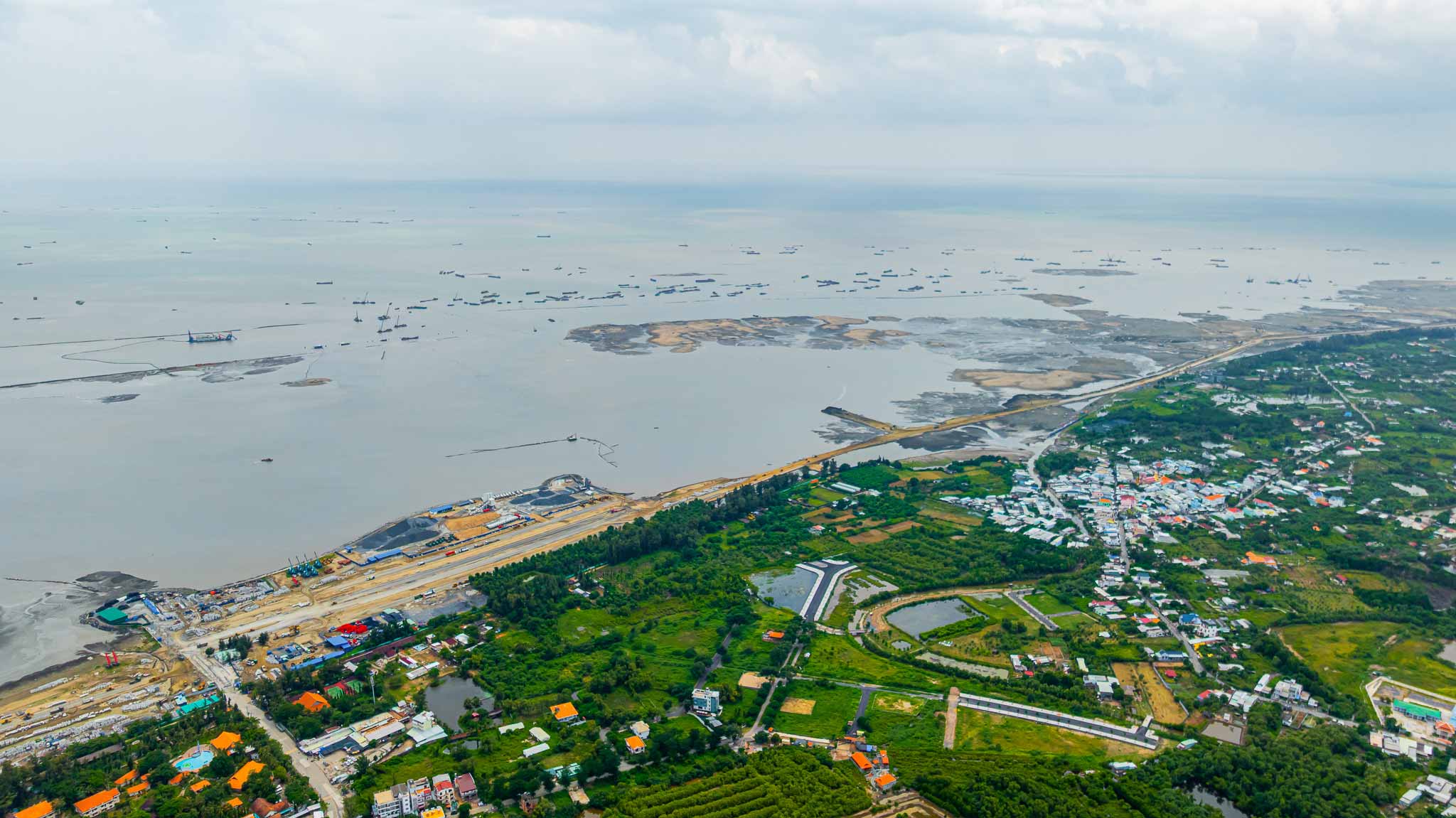 Sau khi hoàn thành, phân khu A dự kiến đón khoảng 6 triệu lượt khách/năm, tương đương dân số Singapore hiện nay.