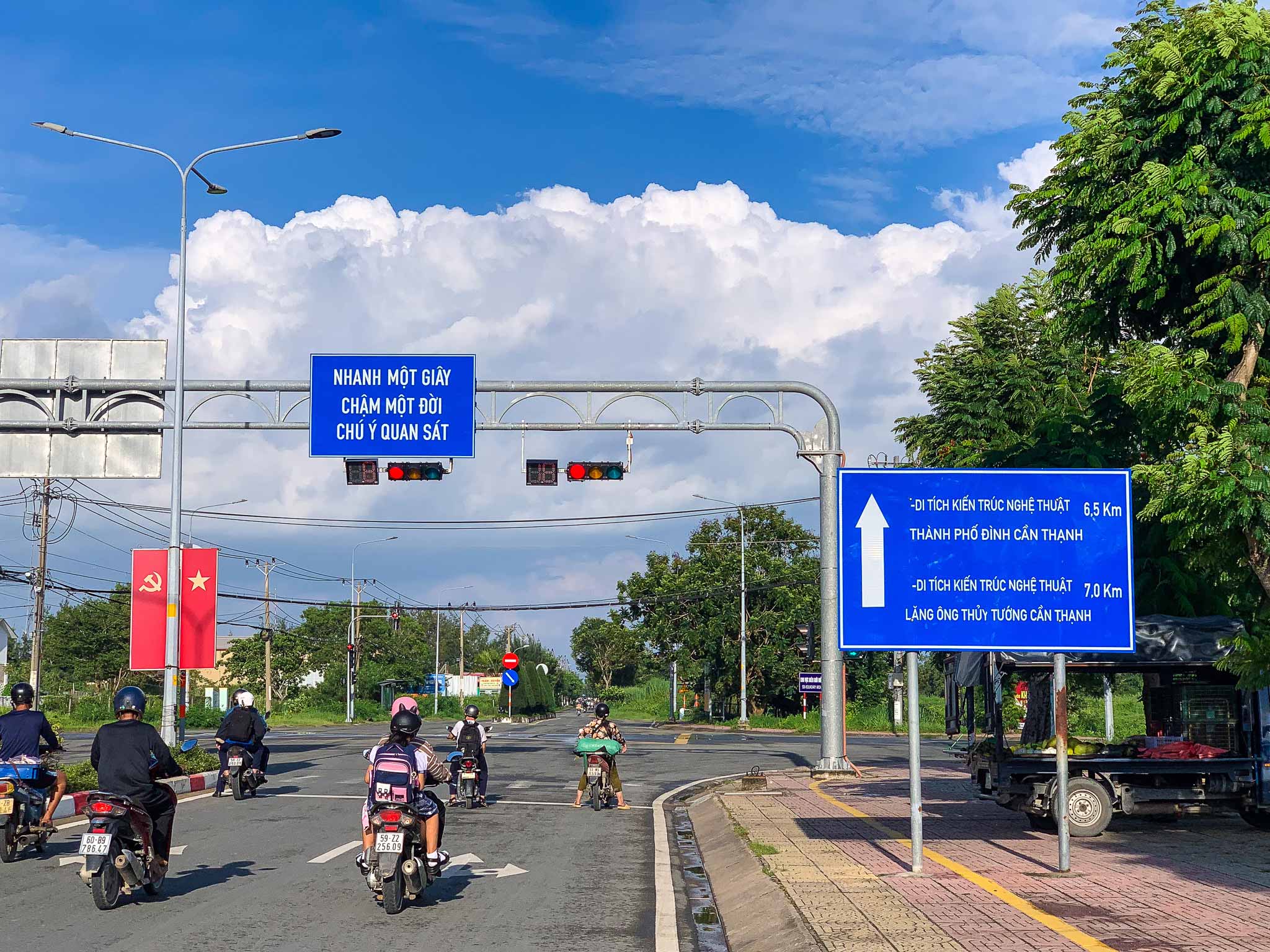 Từ khi dự án được triển khai, đất nền xung quanh Vinhomes Cần Giờ cũng nóng lên. Theo anh Hoàng, một người dân sống gần khu vực dự án: “Đất ở quanh đây đang tăng trở lại, càng gần về vòng xoay 30/4 giá càng cao, dao động 50–70 triệu đồng/m².” Ảnh: Khu vực vòng xoay 30/4 (xã Cần Giờ, TP.HCM).