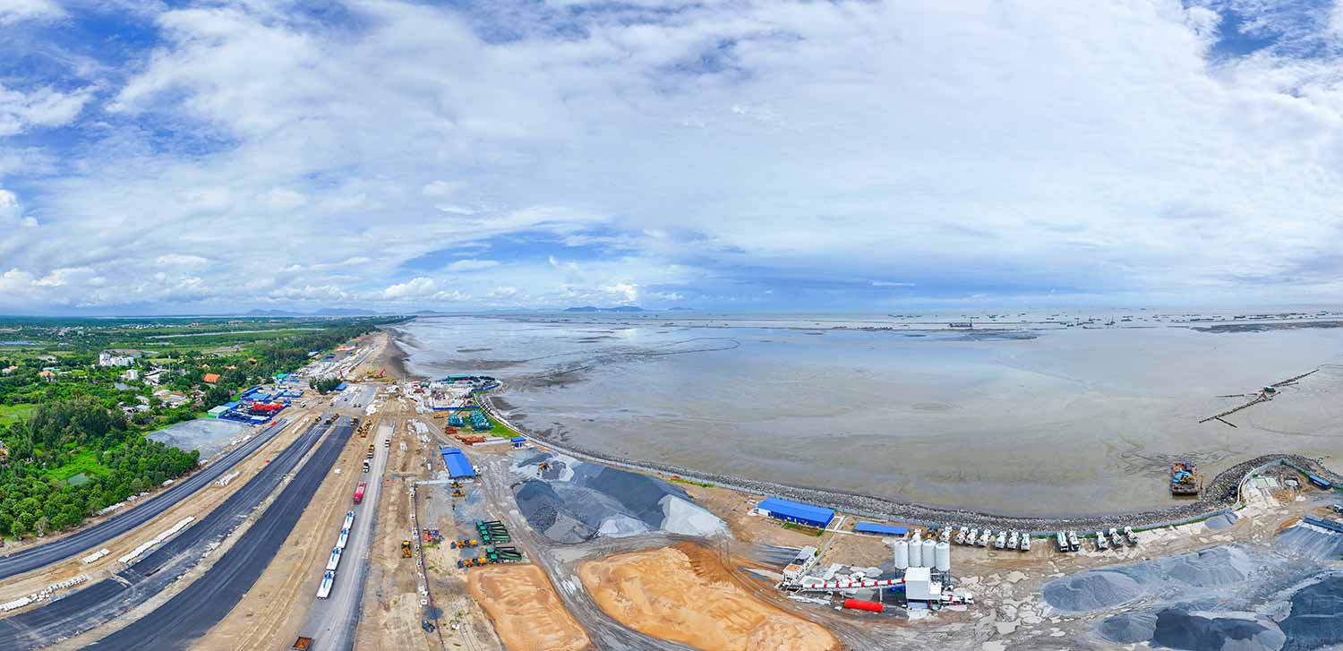 Chỉ sau 5 tháng khởi công, phân khu A của dự án Vinhomes Cần Giờ đã ghi nhận tiến độ vượt bậc: bơm cát, san nền quy mô lớn, hình thành các trục đường nội bộ đầu tiên và cảnh quan ven biển. Ảnh: PQR.